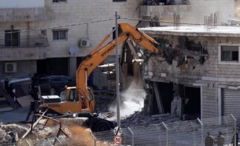Amnesty: Israel Seizes West Bank Land to Link Settlements