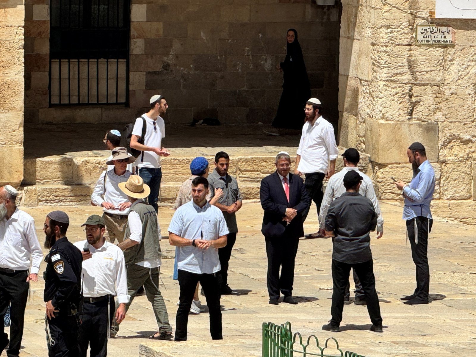 Ben-Gvir prend d'assaut l'esplanade d'Al-Aqsa avec des colons