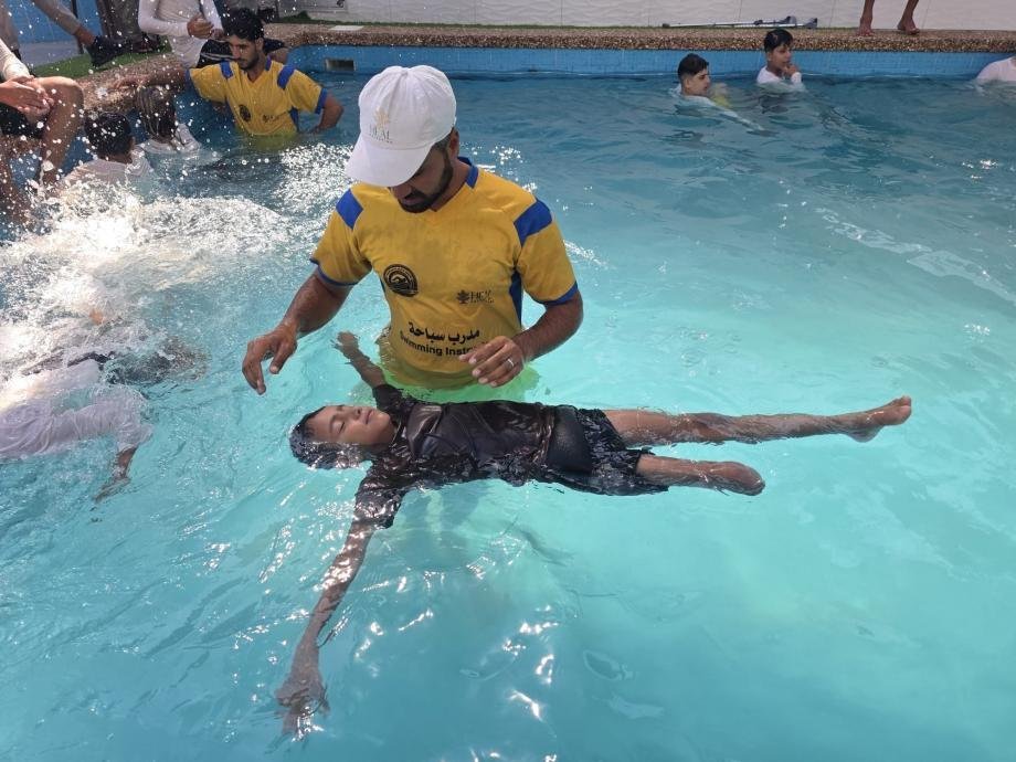 Amputés, des enfants apprennent à nager à al-Mawasi