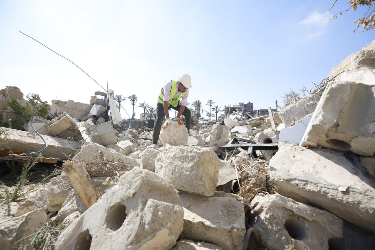 Voluntarios rescatan de los escombros el patrimonio antiguo de Gaza