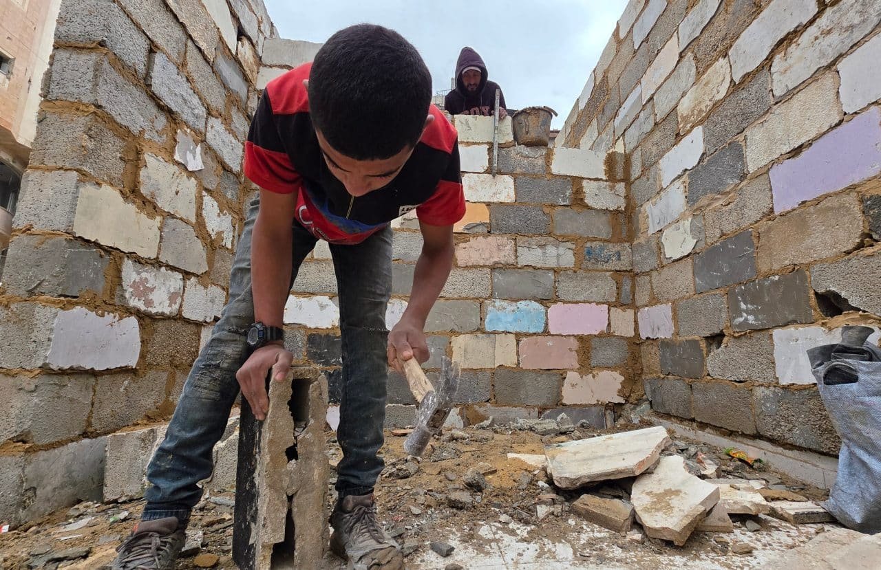 À Gaza, des habitants rebâtissent leurs maisons en terre et gravats