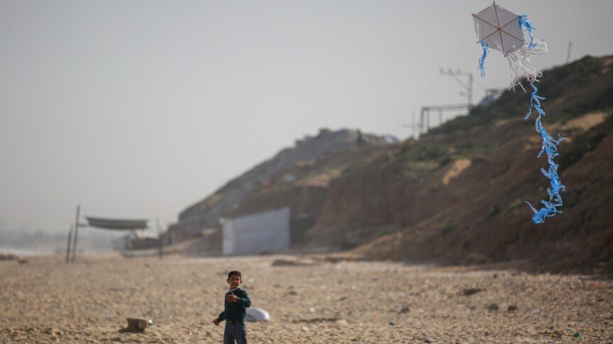 Israel threatens assassinations over kites found to be harmless