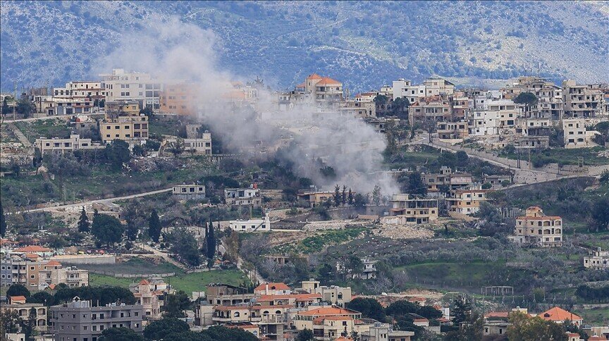 Des avions israéliens bombardent la vallée de Wadi al-Hujair, dans le sud du Liban