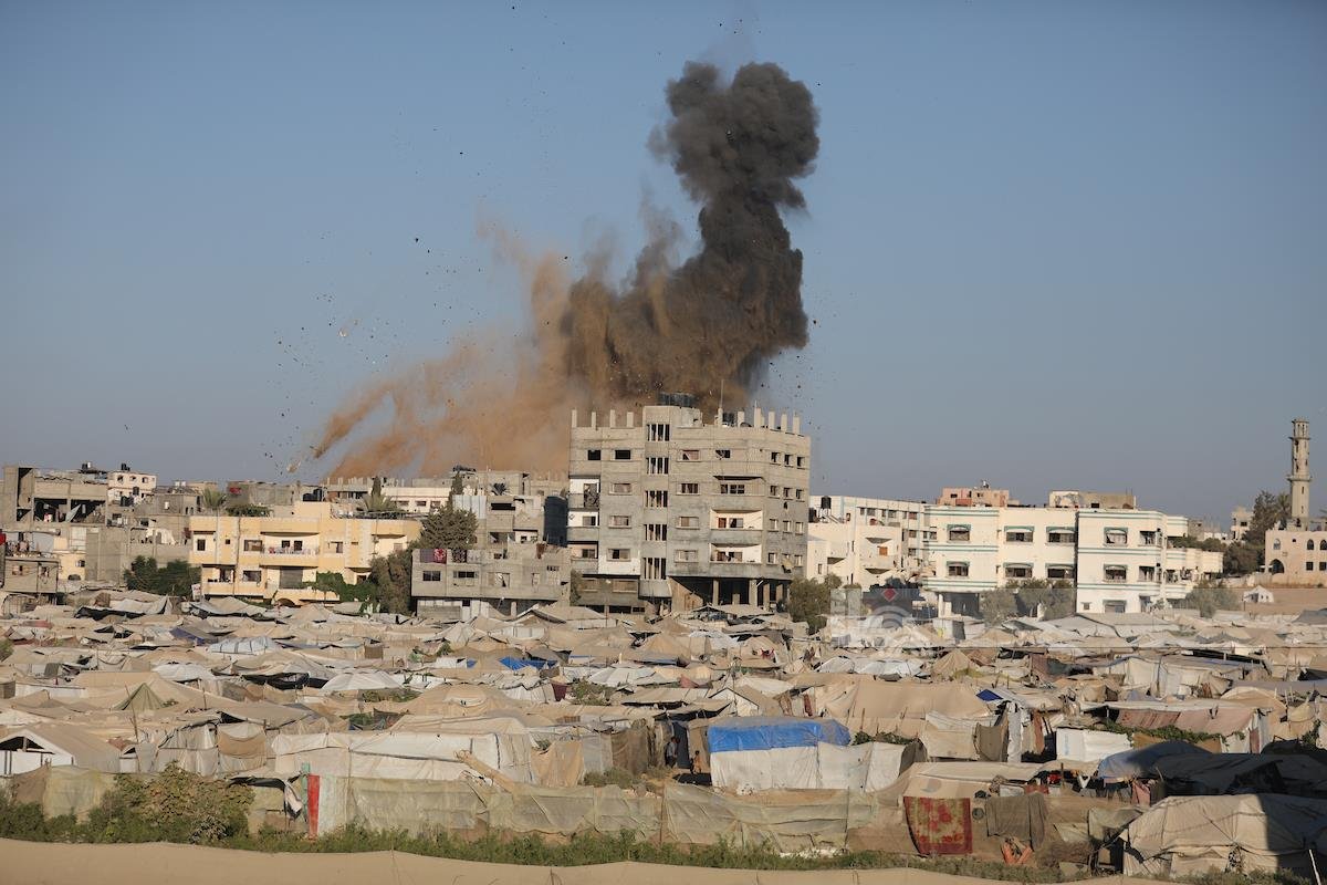 Israeli Forces Escalate Gaza Attacks and Detain Ten Fishermen