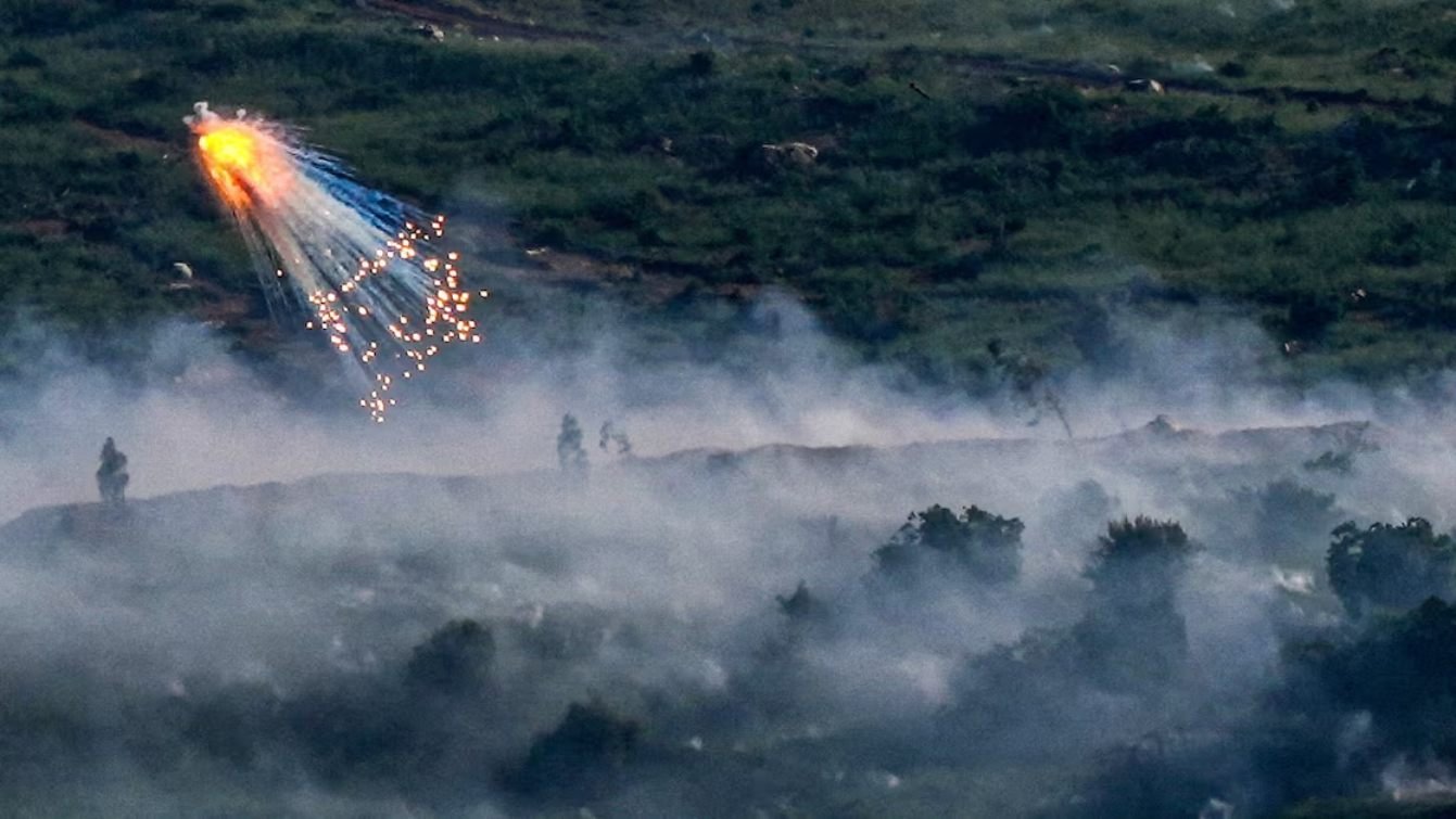 Güney Lübnan'da kasabalara gece fosforlu obüs atıldı