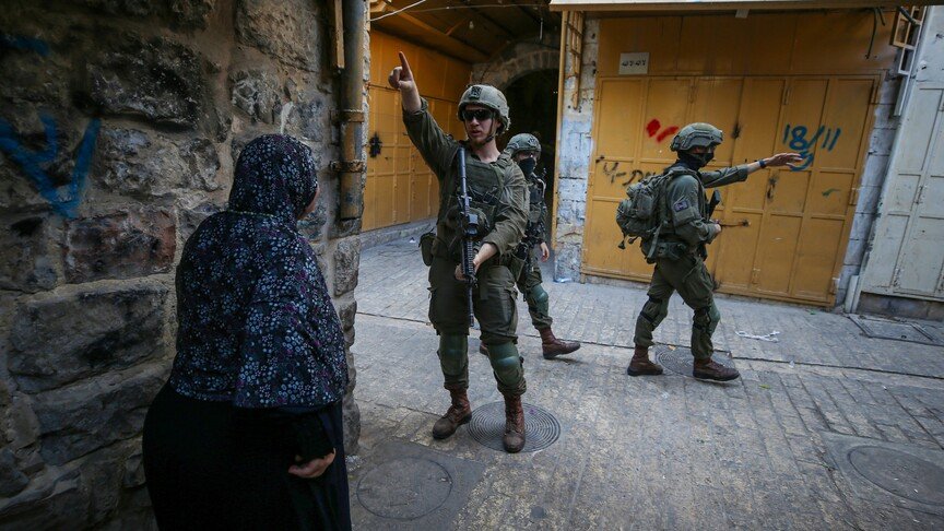 Six treated for tear gas in a raid on al-Faraa camp